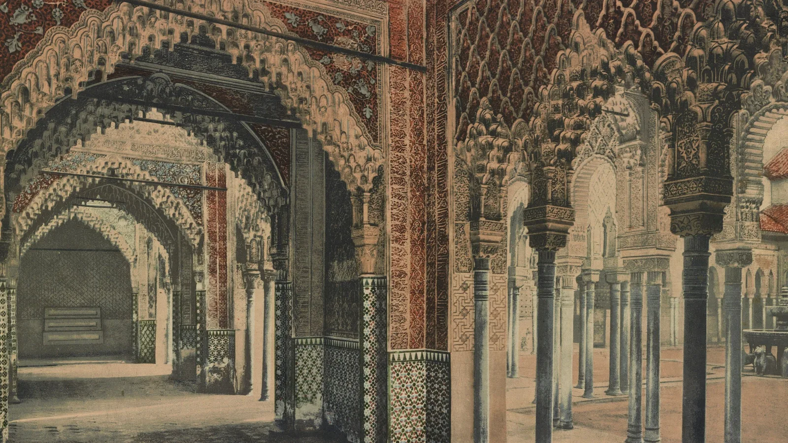 Arcos labrados y columnas esbeltas de la Sala de la Justicia, abiertos al Patio de los Leones de la Alhambra, Granada