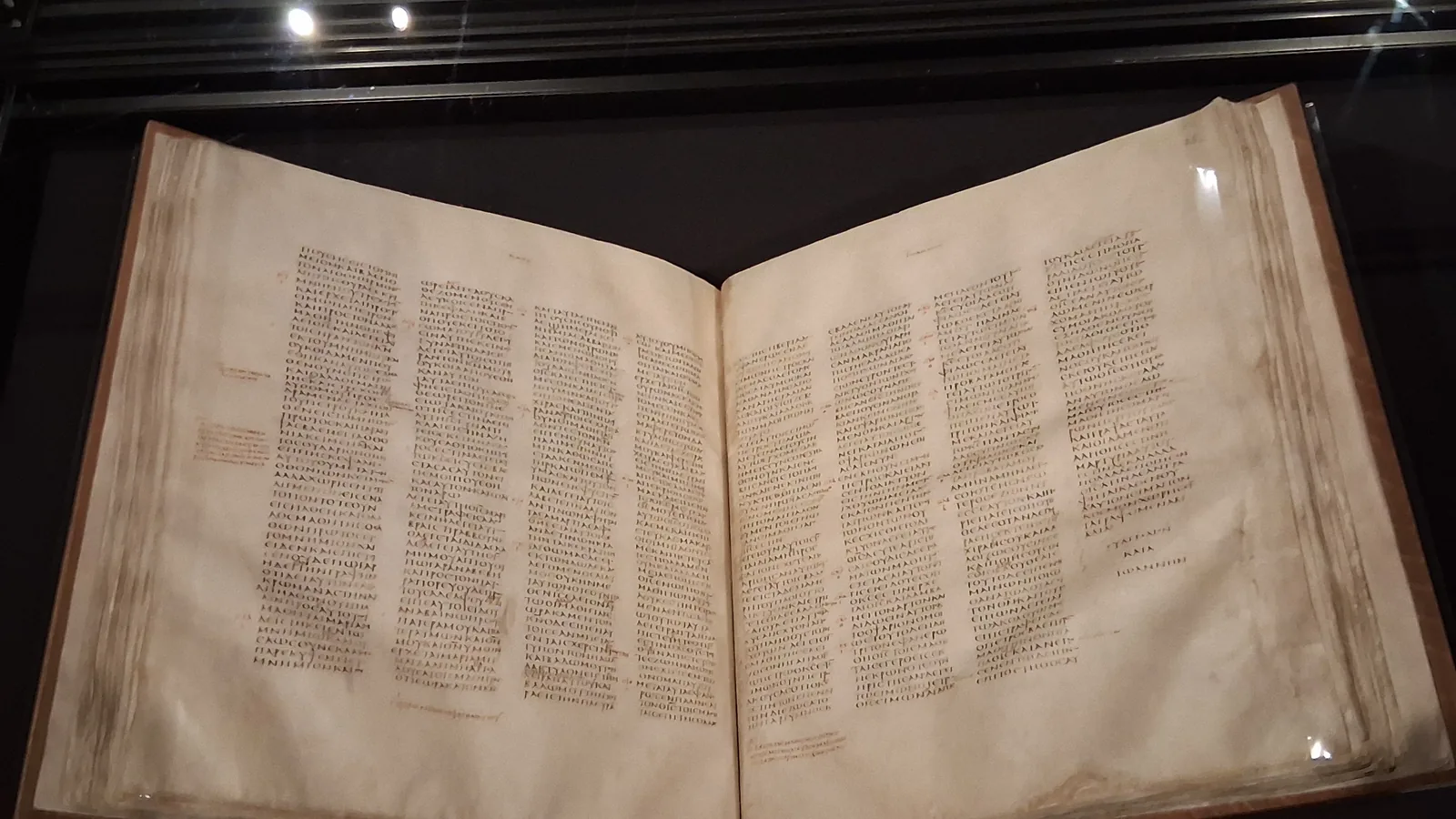 El Códice Sinaítico abierto en su vitrina de la Biblioteca Británica: cuatro columnas de griego en cada página