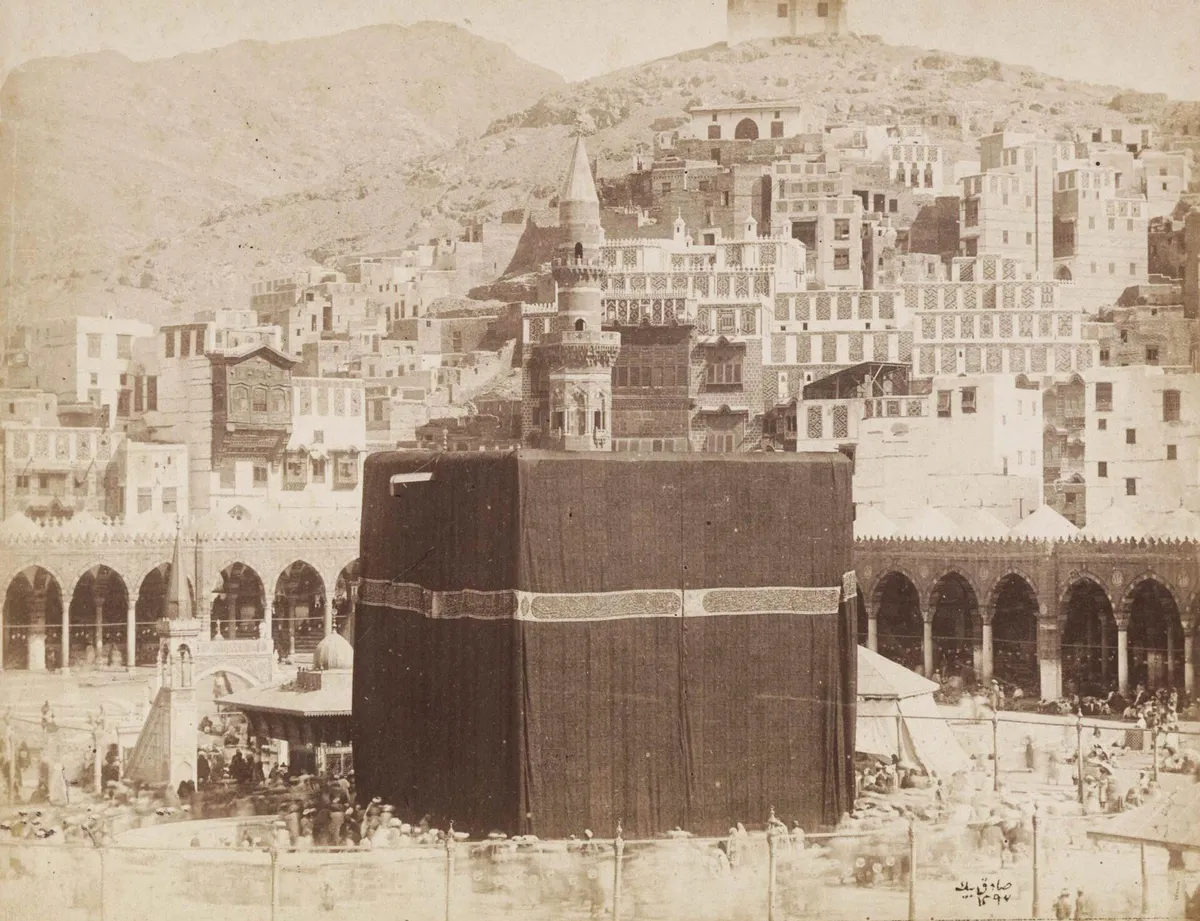 Eine frühe Fotografie der Kaaba in der Heiligen Moschee von Mekka, um 1880