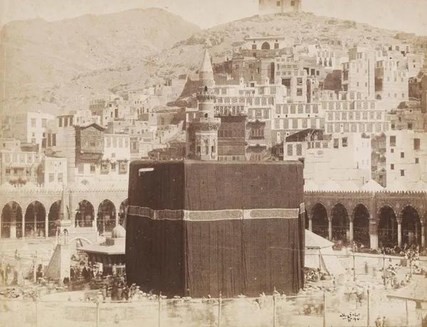 Eine frühe Fotografie der Kaaba in der Heiligen Moschee von Mekka, um 1880