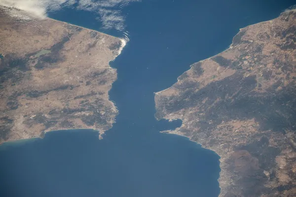 Die Straße von Gibraltar von der Internationalen Raumstation aus, wo sich Atlantik und Mittelmeer zwischen Spanien und Marokko begegnen