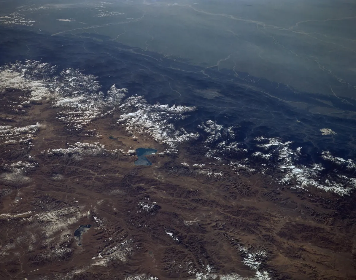 Das Himalaya-Gebirge vom Spaceshuttle aus, schneebedeckte Gipfel zwischen den Ebenen Indiens und der Hochebene Tibets
